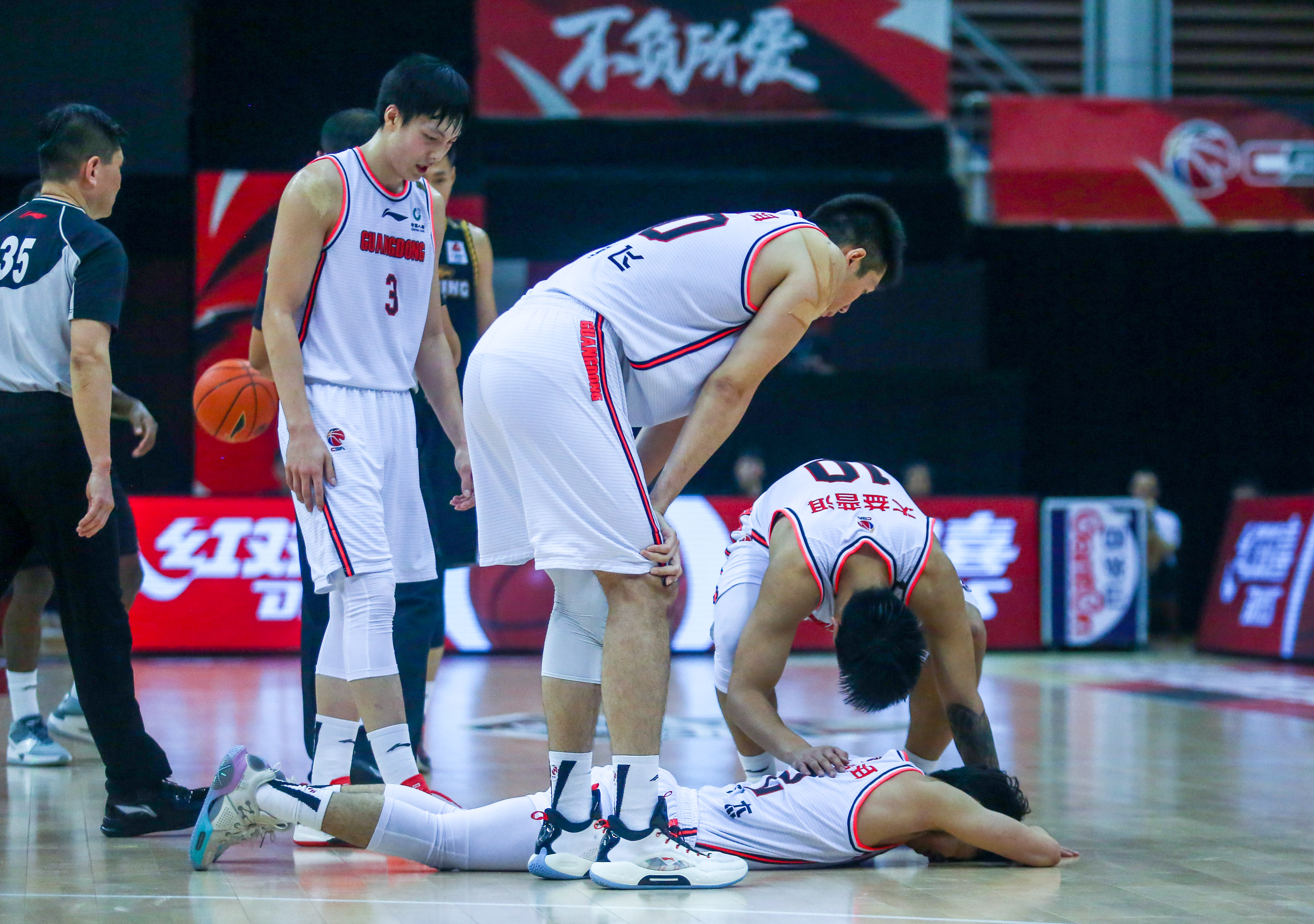 关键时刻斯图加特备战足总杯,篮板制胜细节曝光,压力陡增,团队化学反应显著的简单介绍 关键时刻斯图加特备战足总杯,篮板制胜细节曝光,压力陡增,团队化学反应显著的简单介绍